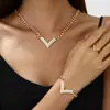Collar, pulsera y anillo con diseño geométrico en forma de V, estilo transfronterizo europeo y americano, con temperamento femenino y cadena de clavícula de diamantes.