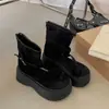 Sandálias slip-on retrô de sola grossa marrons para mulheres, novo modelo versátil de verão 2026, sandálias macias para uso externo que aumentam a altura