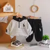 Conjunto de Roupas Outonais para Meninos Bebês 2026 Novo Estilo Moletom Listrado com Zíper Parcial Conjunto de Duas Peças