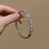 2026 Nuevo Brazalete de Cadena Hueca Plateada con Pedrería de Lujo Ligero Brazalete de Nicho de Alta Gama Joyería de Mano de Temperamento Moderno para Mujer