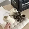 Sapatos peludos estilosos para meninas, nova coleção outono/inverno 2026, sapatos infantis com estampa de leopardo, forrados com fleece, sola macia, quentes, confortáveis, sapatos de algodão estilo princesa