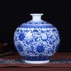 Vaso de cerâmica Jingdezhen atacado azul e branco embrulhado Zhilian figura clássica romã garrafa artesanato de cerâmica pêndulo de casa