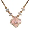 Collar de Trébol de Cuatro Hojas Rosa Perla Madre Full Diamante Estilo Retro de Lujo Ligero Gama Alta, Diseño de Nicho, Temperamento Exquisito y Dulce, Cadena para Clavícula