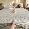 2026 Nueva Clase A Sábana Bajera de Primavera Otoño Invierno Algodón Esponjoso Doble Capa Gasa Algodón Acolchado Sábana Bajera Acolchada Juego de Tres Piezas Ropa de Cama de Algodón Esponjoso