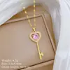 [Acero de Titanio] Collar con Colgante de Zirconia en Forma de Llave con Diamantes Completos, Estilo Palacio Lujoso, Cadena Versátil para la Clavícula para Mujeres, Cadena de Acero de Titanio