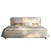 Cama de cuero de lujo ligero estilo italiano, cama con respaldo alto tapizado, ribete metálico en el extremo, dormitorio principal, cama doble, cama de cuero moderna minimalista