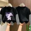 Camiseta listrada de manga longa 100% algodão para meninas, coleção primavera/outono 2026, estilo novo, design fofo de desenho animado, camada base versátil e moderna
