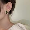 Pendientes de perla de camelia en blanco y negro para mujer, estilo retro de Hong Kong, artísticos, ligeros, de lujo, de alta calidad, con diseño de nicho.