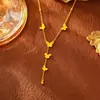 Pulseira de Pérola com Pingente Esmaltado em Forma de Trevo Gravado em Filigrana Dourada Texturizada com Joia Esmaltada Esculpida Banhada a Ouro 24K
