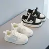 Zapatos blancos nuevos para niños con bloques de color suela gruesa antideslizantes casuales versátiles velcro mágico zapatillas deportivas sencillas para niñas unisex