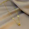 Acero Titanio Bañado en Oro Real Moda Alto Sentido Estilo Flor Antigua Elemento Trébol de Cuatro Hojas Collar de Acero Titanio Accesorios Ligeros de Lujo Elegantes