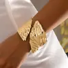 Uma Pulseira Aberta com Design de Flores da Moda para Mulheres, Adequada para o Uso Casual do Dia a Dia
