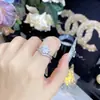 Temperamento Europeu e Americano Clássico Estrangeiro Anel de Moissanita Americana Imitada com Oito Corações e Oito Flechas 2 Quilates em V Super Brilhante Anel de Casamento para Mulheres