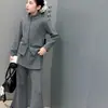 Conjunto Casual de Outono para Meninas 2026 Novo Estilo Moda Infantil Jaqueta com Gola Alta Calça Flare com Babados Conjunto de Duas Peças Tendência