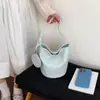 Bolso Cubo de Cuero Suave para Mujer 2026 Verano Nuevo Estilo Bolso de Mano Bolso de Hombro de Nicho Bolso para el Trabajo Bajo el Brazo