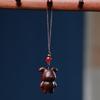 Colgante para teléfono móvil de oso payaso tallado en sándalo verde, llavero de oso divertido de dibujos animados, decoración para mochila de mano
