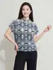 Camiseta plissada com estampa geométrica azul e branca para mulheres, novo estilo de verão, estilo Issey Miyake, corte solto, elegante, blusa de gola redonda da moda para o trabalho