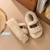 Chinelos peludos de sola ultra-grossa com fivela para mulheres, adequados para uso externo, chinelos confortáveis de calçar rápido para o outono e inverno de 2026, chinelos que aumentam a altura para pessoas baixinhas