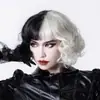 Peruca para Filme e TV Cosplay Cruella Estilo Europeu e Americano Metade Preta Metade Branca Curta Cacheada Fábrica Estoque Pronto Peruca de Halloween