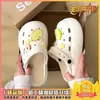 Sapatos de Algodão Femininos com Design Perfurado em EVA, Tendência Desenho Animado Fofo Sola Grossa Feminino Quente 2025 Novos Chinelos de Algodão de Inverno
