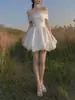 Vestido de novia ligero estilo francés, diseño corto de satén sin hombros, simple y único con un toque de alta gama, adecuado para fotografía de viajes al aire libre, con una falda abullonada para sesiones de fotos