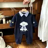 Elegante mameluco de caballero para bebé para otoño, amigable con la piel, diseño de broches en la entrepierna, ropa de bebé holgada de manga larga