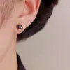 Set de aretes minimalista de moda de nicho, cuadrado y redondo negro, de tres piezas, con diseño único, aretes versátiles y compactos al por mayor