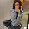 Nuevos estilos de otoño e invierno: suéter tejido con bordado trenzado, capa base de manga larga, cuello de muñeca estilo coreano, top moderno y versátil que crea un efecto adelgazante