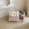 Mochila estilo faculdade com retalhos e cores contrastantes feminina 2026 nova para viagem transfronteiriça mochila pequena versão coreana bolsa transversal personalizada