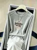 Elegante camiseta de manga larga con estampado de espina de pez para mujer, colección de principios de otoño 2026, favorecedor y elegante color gris, versátil diseño de cuello redondo