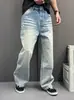 Calça jeans masculina de sarja azul claro com degradê, bainha curva, lavada e com aspecto desgastado, perna larga levemente flare, modelagem relaxada, calça casual versátil