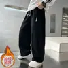 Calça de moletom esportiva casual reta forrada com fleece para meninos, primavera e outono, novo estilo 2026, calça solta legal e estilosa para crianças
