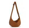 La nueva bolsa con forma de media luna de Amazon para mujer: una bolsa de hombro de gran capacidad para el día a día, casual y versátil, con correas ajustables para llevar cruzada.