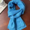Novo Cachecol Pequeno de Lã para Mulheres, Estilo Coreano Outono/Inverno, Cachecol de Tricô Macio e Fofo de Cor Sólida, Cachecol Quente com Logo Metálico Simples