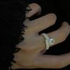 Anillo de Moda para Mujer ins2023 Nueva Moda de Viento Frío Dulce Genial Hecho a Mano con Zircón de Gema Cuadrada de Fino Brillo Twist