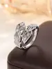 Anillo de Luz de Zirconia Incrustada en Oro Real Chapado en Cobre Transfronterizo Europeo y Americano Lujo Ligero Sensación de Alta Gama Anillo para el Dedo Joyería de Mano Versátil Fabricante Venta al por Mayor en Stock