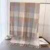 Novo Cachecol Xadrez Quente Simples de Imitação de Caxemira Unissex Moda Outono e Inverno Cachecol Versátil com Franjas