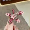 Presilha de Cabelo Flor de Diamante Rosa Brilhante, Presilha Bico de Pato para Mulheres, Doce e Delicada, Presilha de Cabelo de Alta Qualidade, Presilha para Franja Lateral, Acessório de Cabelo