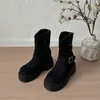 2026 Botas Decorativas de Cano Médio Camurça Femininas Emagrecedoras Salto Grosso Estilo Europeu e Americano Sola Grossa Aumenta Altura Botas da Moda Novo Design de Fivela Outono/Inverno