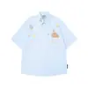 Camisa Listrada de Manga Curta com Urso Bordado Floral Estilo Americano 2026 Camisa Solta Estilo College Top de Meia Manga