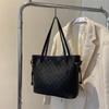 Bolso de mujer de gran capacidad, primavera 2024, nuevo estilo coreano, pequeño bolso de hombro cuadrado, bolso de mano portátil de moda con diseño rómbico.