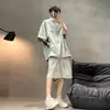 Traje de Manga Corta Estilo Americano para Hombre, Nuevo Estilo Verano 2026, Holgado, Elegante y Moderno Ropa de Verano, Conjunto de Dos Piezas con Cremallera de Manga Corta y Pantalones Cortos