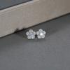 Pendientes de botón con forma de flor mini chapados en plata S925 para mujer, de plata lisa, con forma de hueso de oreja, temperamento de estudiante, combina con todo, frescos y pequeños accesorios para las orejas