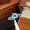 Anel de zircônia com corrente e diamante quadrado esmeralda para e-commerce transfronteiriço, alternativa deslumbrante para anel de casamento, sensação de alta qualidade, delicado e requintado para o dedo indicador.