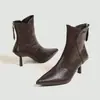 Botas de moda al por mayor transfronterizas europeas y americanas otoño/invierno 2026, tacón de aguja, punta fina, cierre lateral, corte en V, piel de oveja cosida a mano, estilo retro coreano