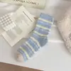 Calcetines de coral para mujer, calcetines de felpa que no sueltan pelusa, de longitud media hasta la pantorrilla, calcetines para dormir, otoño e invierno, engrosados, cálidos, resistentes al frío, a rayas, calcetines postparto