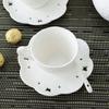 Casal de cerâmica xícara de café e pires terno puro branco estilo europeu relevo chá da tarde xícara de água doméstica colher e pires