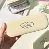 Estojo de óculos de urso que gruda no rosto, caixa de armazenamento de óculos para miopia de alta aparência, caixa de óculos de sol portátil resistente à pressão cor creme