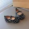 Zapatos de cuero elegantes para niñas 2026 primavera y otoño nueva versión coreana zapatos de princesa con lazo para niña pequeña suela blanda zapatos sencillos de un solo color