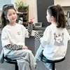 Camiseta de manga larga para niña, colección primavera/otoño 2026, elegante, algodón puro, look en capas, adecuada para niños mayores, diseño de dibujos animados, top de capa interior
